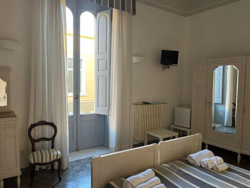 Palazzo Angelelli Bed & Breakfast กัลลีโปลี ภายนอก รูปภาพ